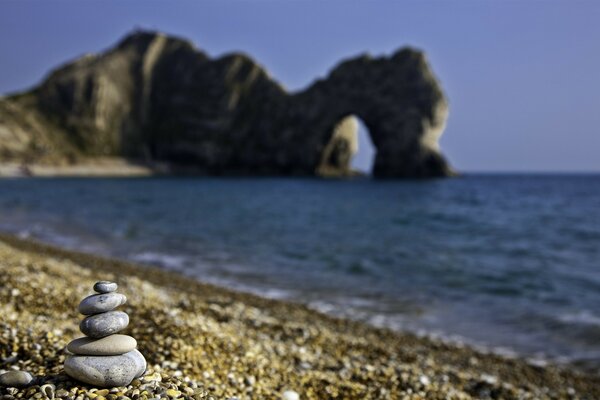 Pirámide de piedras en la orilla del mar