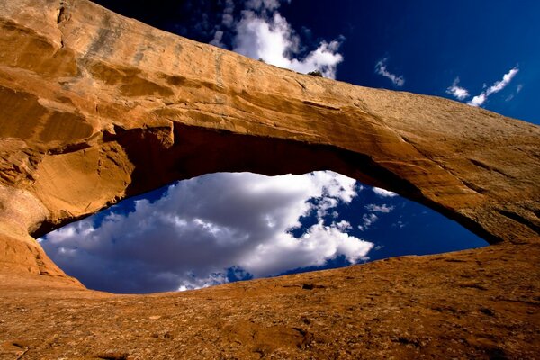 Las nubes en el cielo son visibles en las montañas