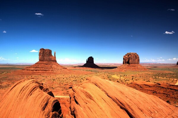 Kontrast von Sand und blauem Himmel