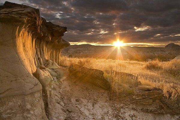 La puesta de sol iluminó la montaña de arena