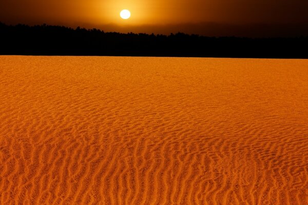 Vista do pôr do sol sobre as areias do deserto