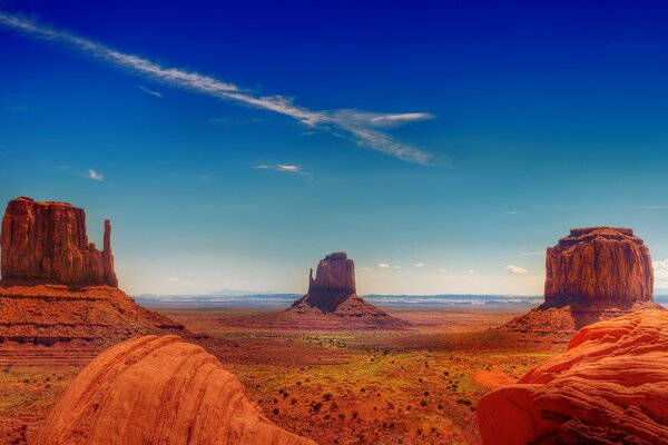 Rocas arquitectónicas en el desierto bajo el cielo azul