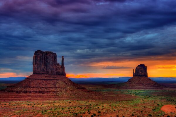 Puesta de sol de zafiro en el tranquilo cañón