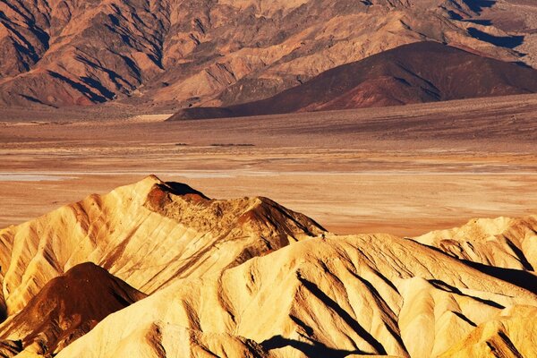 Cordillera en el desierto a la luz del día