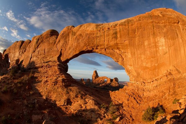 Un pasaje en las montañas contra el cielo