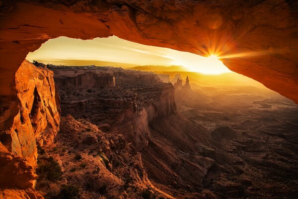 Die Sonne scheint in die Felsgrotte