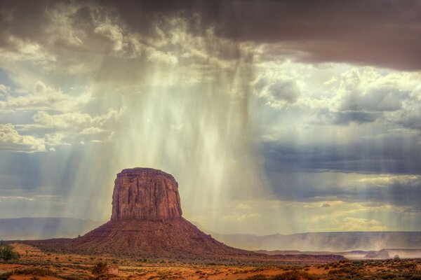 Llueve en el desierto en las montañas