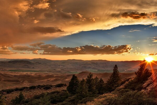 Aube dans les montagnes très beau ciel soleil