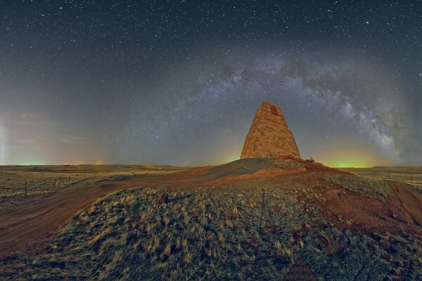 Notte stellata nel deserto di montagna