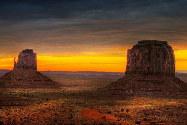 Puesta de sol en el desierto y las rocas de las montañas