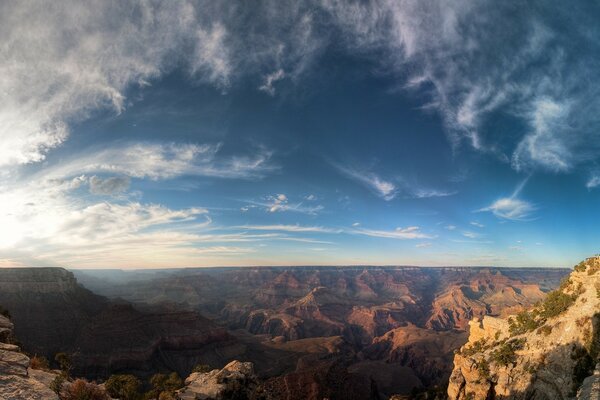 Grande bellissimo canyon al tramonto