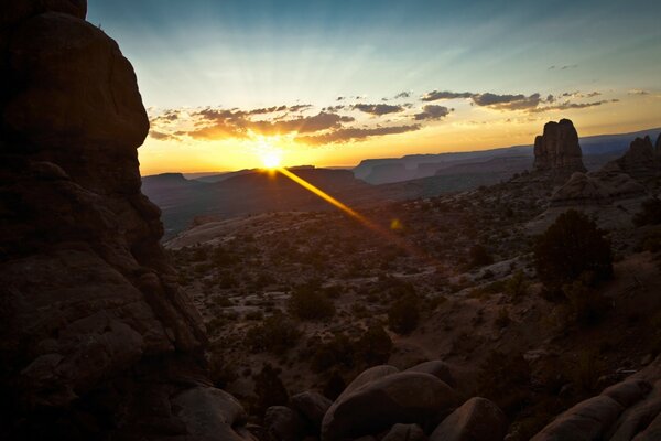 Vista do pôr do sol sobre uma montanha no deserto