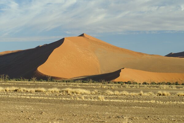 Collina di sabbia nel deserto arido