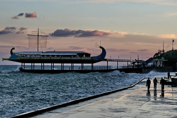 Schiff am Pier bei bewölktem Wetter