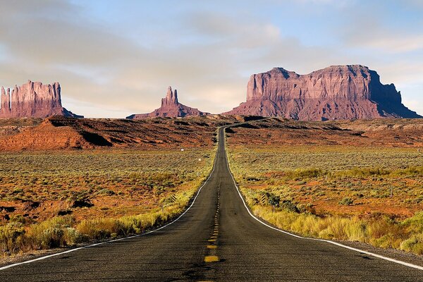 Droga prowadzi do pustynnych gór