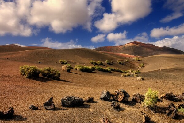 Bela paisagem de montanha com areia