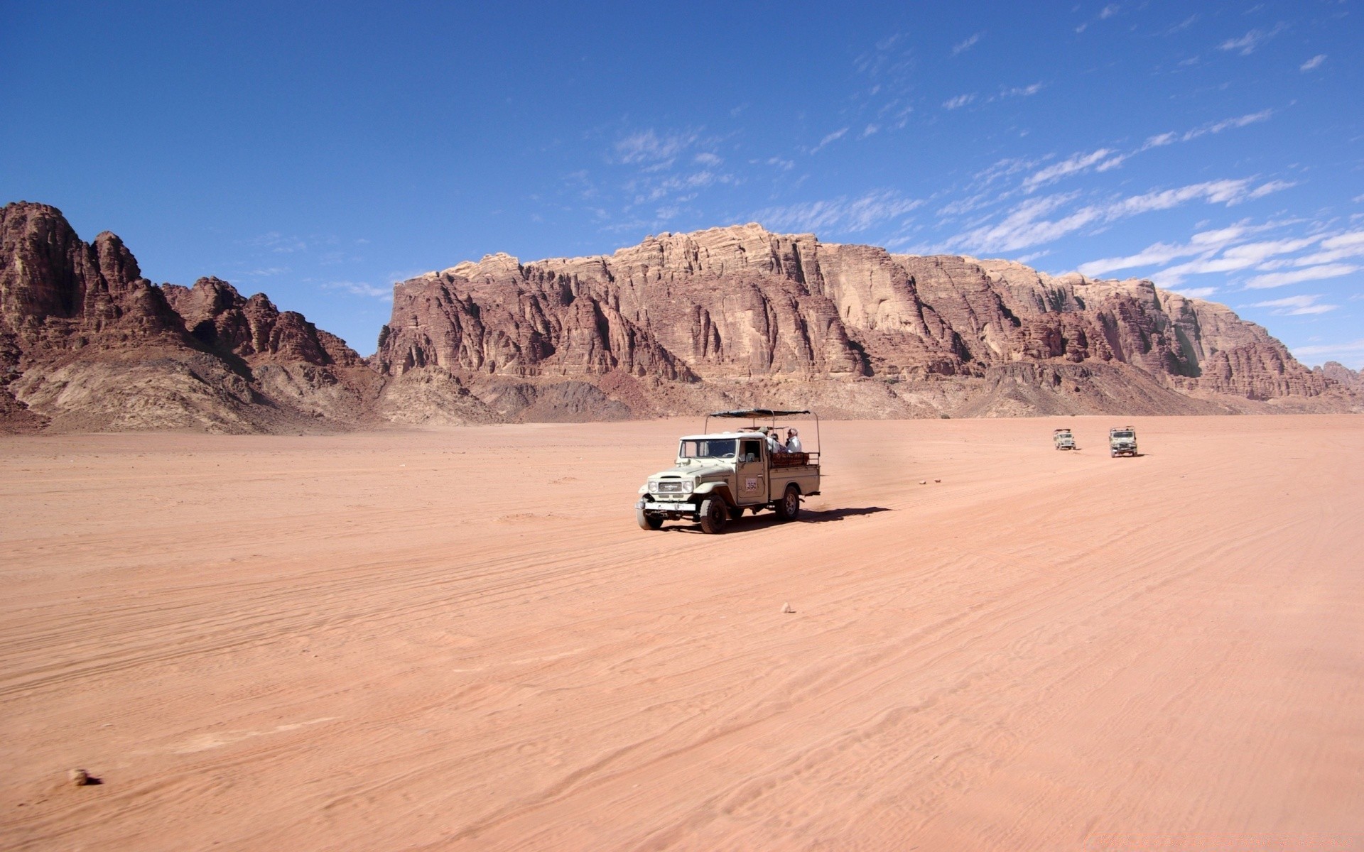 deserto sabbia viaggi paesaggio montagna luce del giorno all aperto asciutto collina arid scenic cielo turismo a distanza roccia avventura