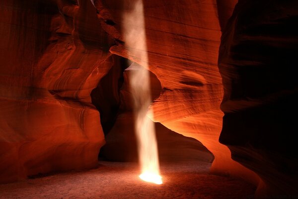 Ein einsamer Lichtstrahl in einer Sandschlucht