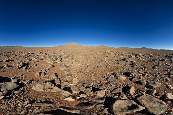 Trockene Wüstenlandschaft mit Himmel