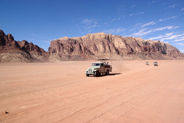 Coche en el desierto en medio de las montañas