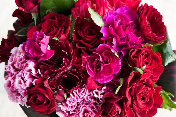 Bouquet lumineux de fleurs rouges et roses