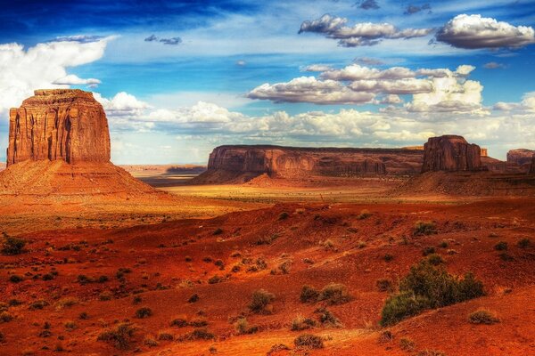 Alture geologiche tra il deserto sabbioso