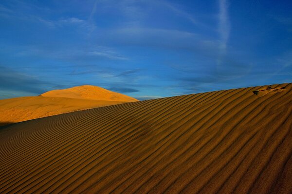 Belo amanhecer no deserto e alívio da areia