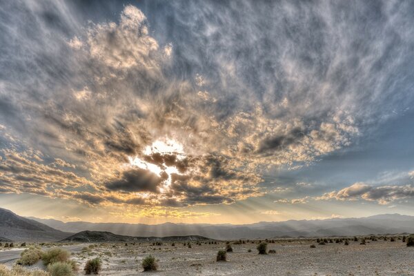 Paisaje del cielo durante la puesta de sol en el desierto