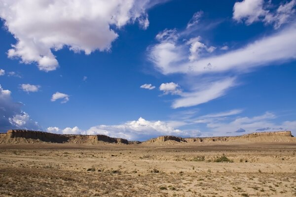 Wüstensteppe und bewölktes Wetter