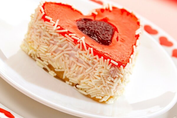 Dessert appetitoso con fragole a forma di cuore