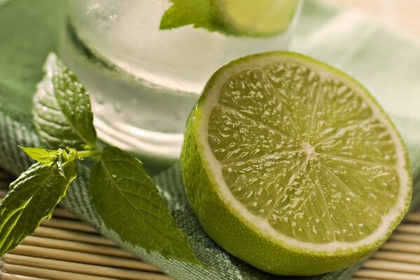 Mint leaves and lime on a green handkerchief