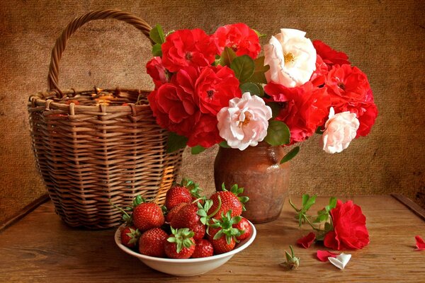 Cesta de madera con flores rojas