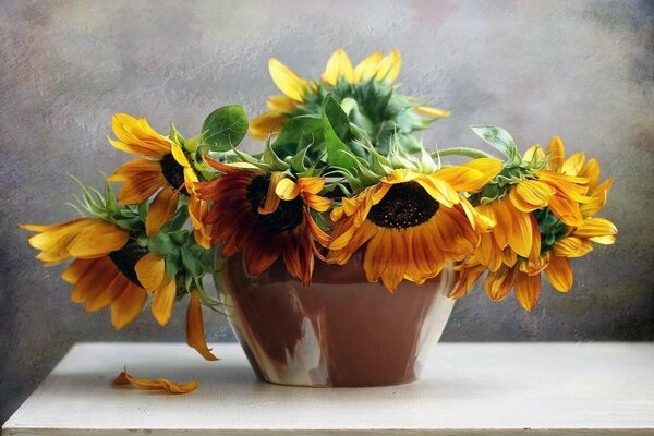 Flores em um vaso na mesa