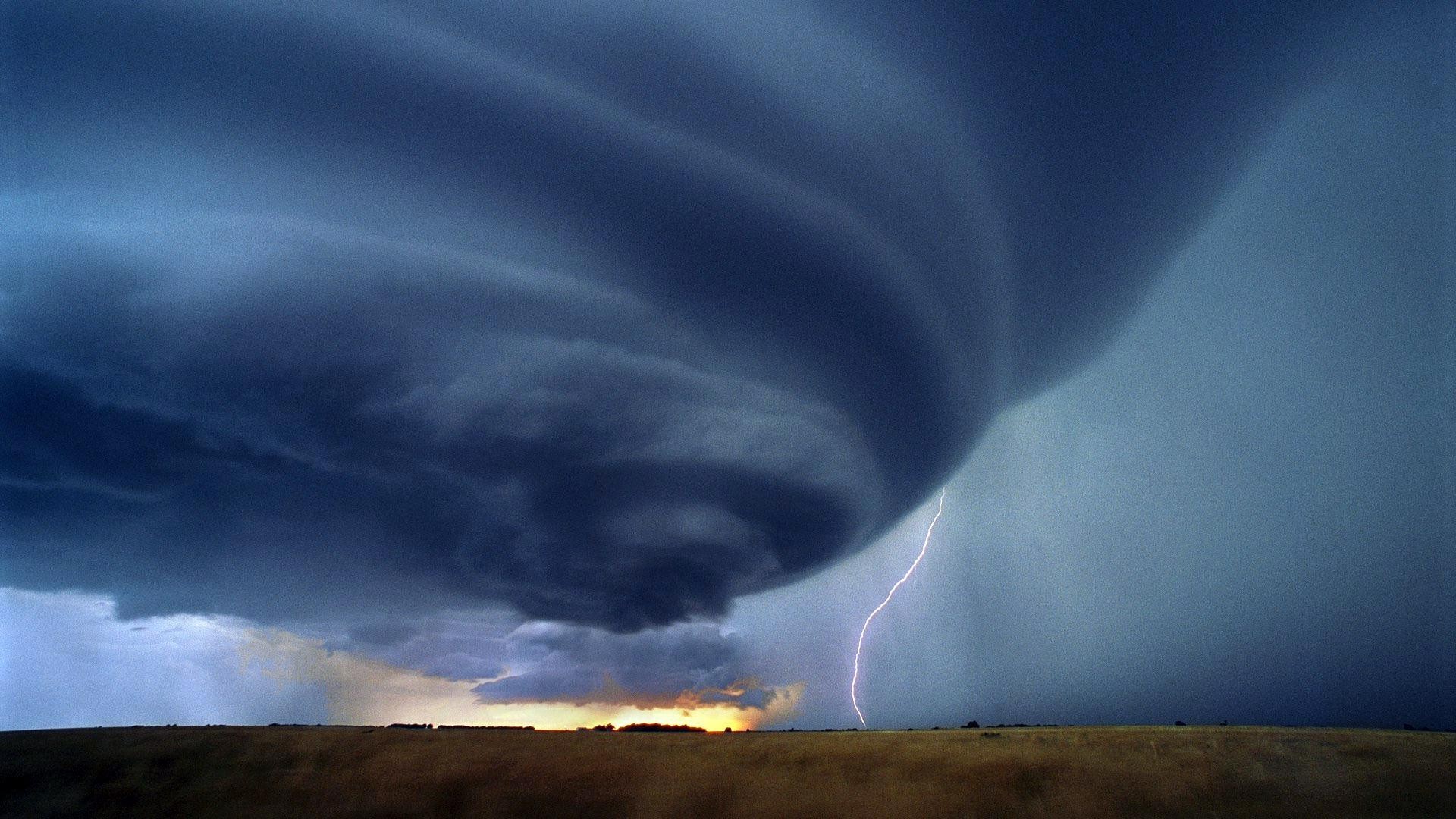 wind sturm blitz gewitter himmel landschaft tornado sonnenuntergang regen natur wetter donner blitz dunkel sonne dramatisch licht