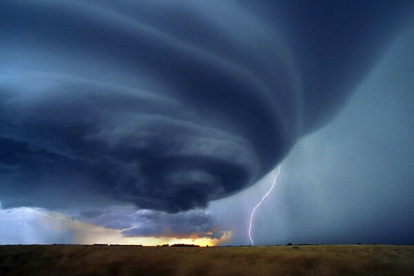 Lightning cutting the surface of the sky reaches directly to the ground