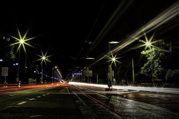 Nasse Straße im Licht der Nachtlichter