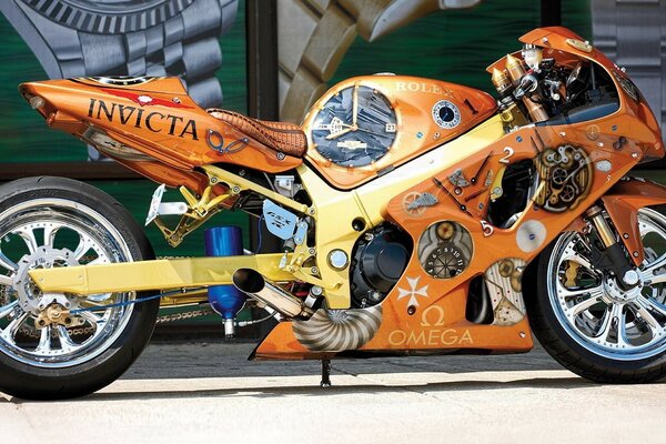 Motocicleta esportiva em cor laranja