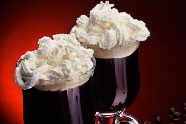 Caffè in un bicchiere con panna montata