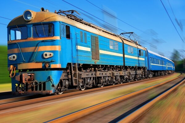 फोटो ट्रेन तेज गति से यात्रा कर रही है