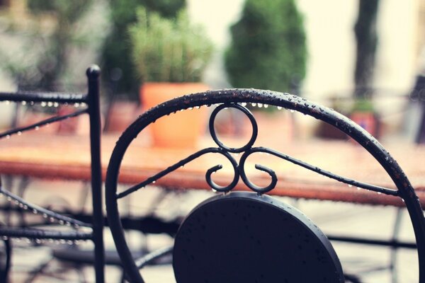 Auf der Sommerterrasse nach dem Regen