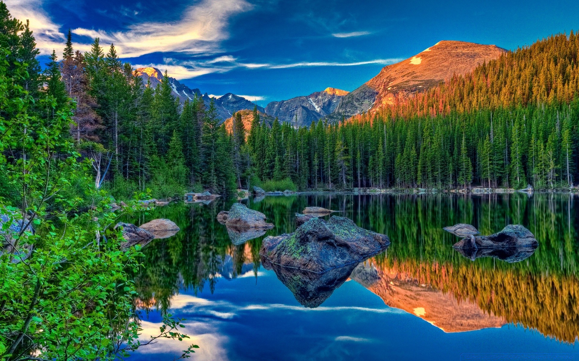 bosque montaña madera lago escénico agua paisaje naturaleza nieve viajes al aire libre árbol reflexión cielo valle evergreen coníferas paisaje alpino pico de montaña