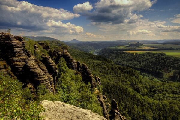 Bergschönheit im Freien