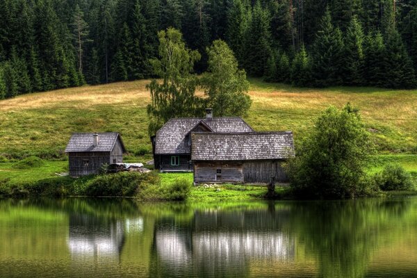 Stare drewniane nad jeziorem