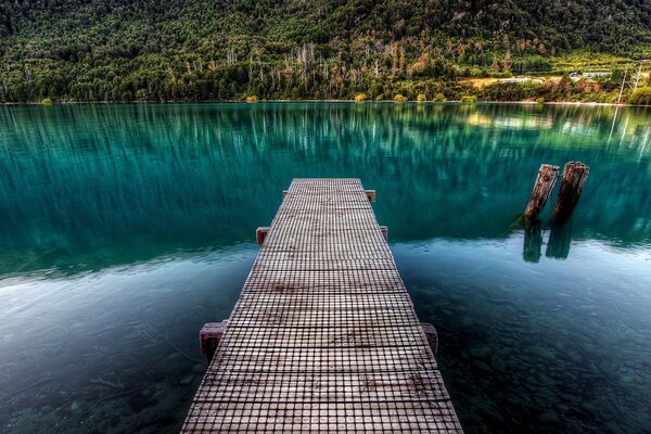 Pier im himmelblauen Wasser