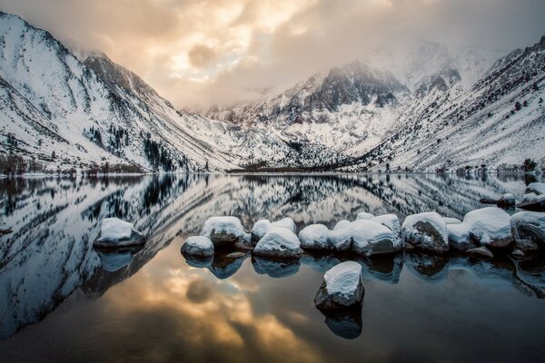 Winterlandschaft des Sees und der Berge