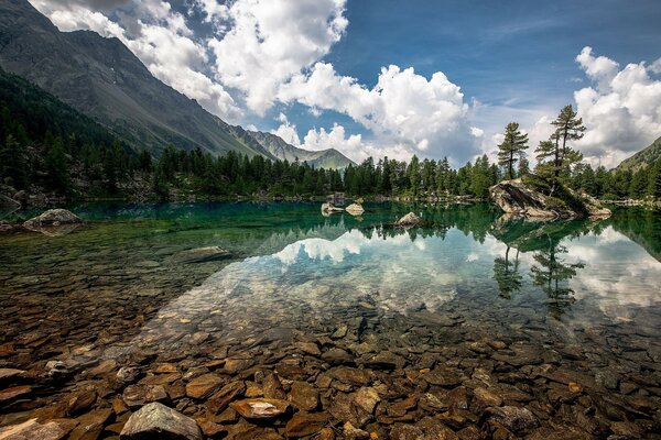 Una foto inusual de un hermoso lago