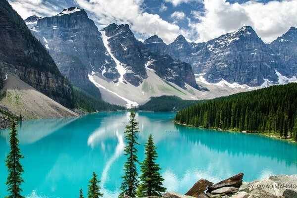 Bellissimo lago di montagna con acqua blu