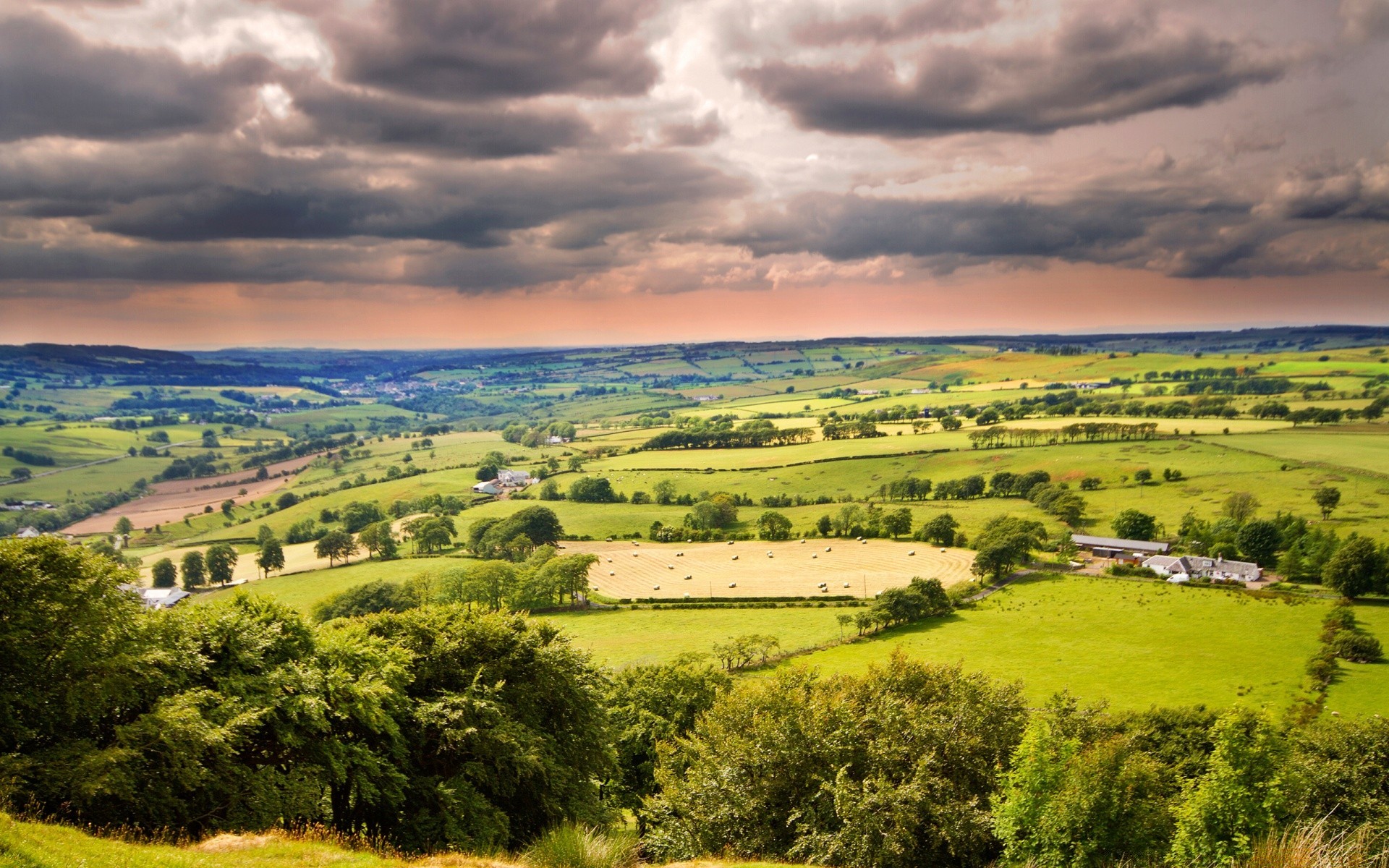 landschaft landschaft natur himmel landwirtschaft im freien landschaft ländlichen raum baum gras landschaftlich bebautes land sommer hügel feld reisen heuhaufen tageslicht bauernhof