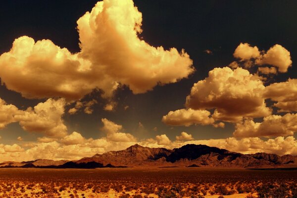 Paisaje de montaña con grandes nubes