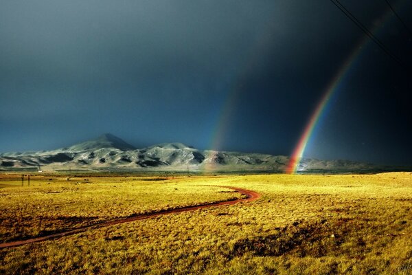 Arcobaleno vicino alle rocce dopo la pioggia